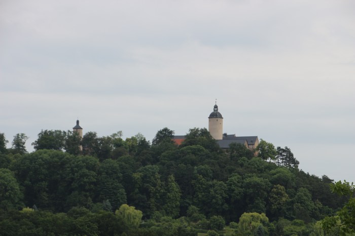 Da ist schon das Ziel, drohend auf dem Hügel.