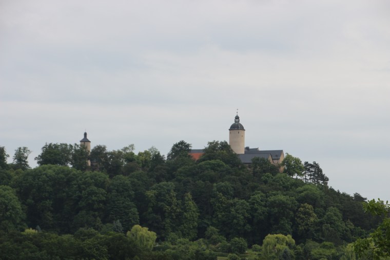 Da ist schon das Ziel, drohend auf dem Hügel.
