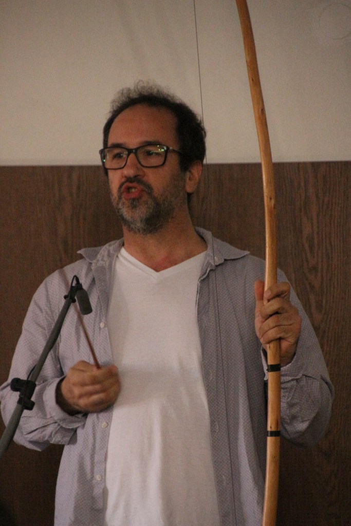 Kay Kalytta erklärt einen Klangbogen.